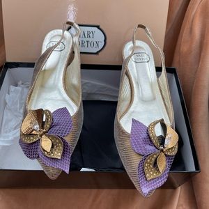 NIB Mary Norton flat sling back gold with floral detail size 8